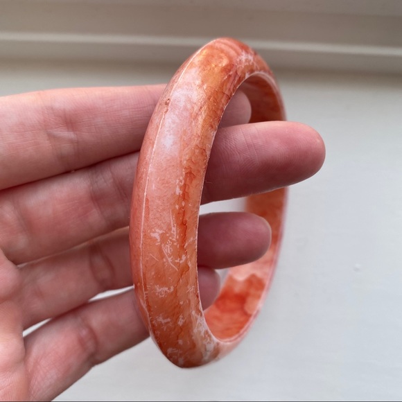 Vintage coral red / pink marbled bangle bracelet - Picture 4 of 5